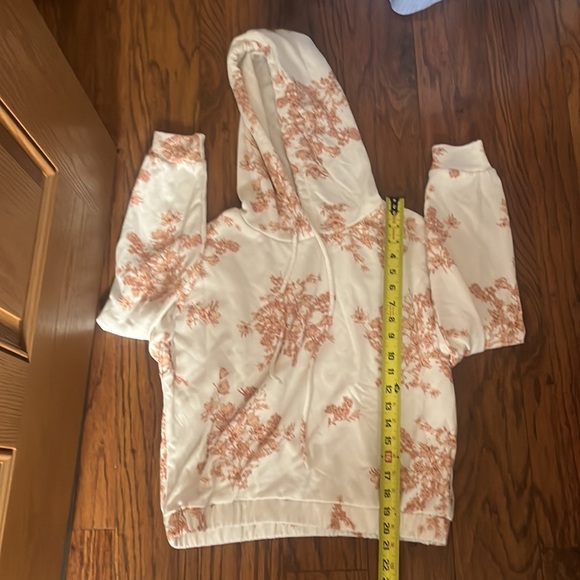 Olivia and Vivian cropped hoodie - Picture 10 of 12